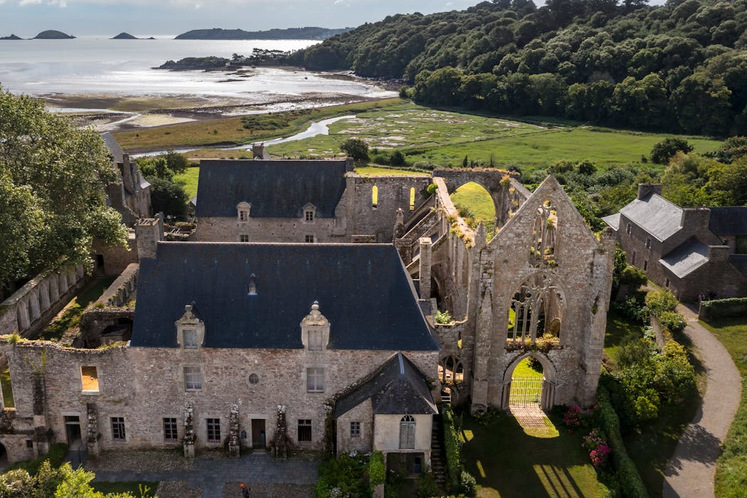 Ne ratez pas la visite de l’abbaye de Beauport. Classée monument historique en 1862, elle est la seule abbaye Prémontée des Côtes-d’Armor. Construite au xiiie siècle dans un pur style gothique, elle fut divisée en lots puis vendue à plusieurs familles paimpolaises à la Révolution. Entourée de vergers et de jardins, médicinal et à la française notamment, elle dispose aussi d’un immense domaine qui s’étend sur plus de 100 ha.
