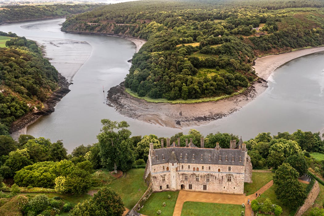 La Roche-Jagu, maison seigneuriale du xve siècle qui domine l’estuaire du Trieux. Labellisés « Écojardin », ses espaces verts thématiques ont été conçus par le paysagiste Bertrand Paulet.