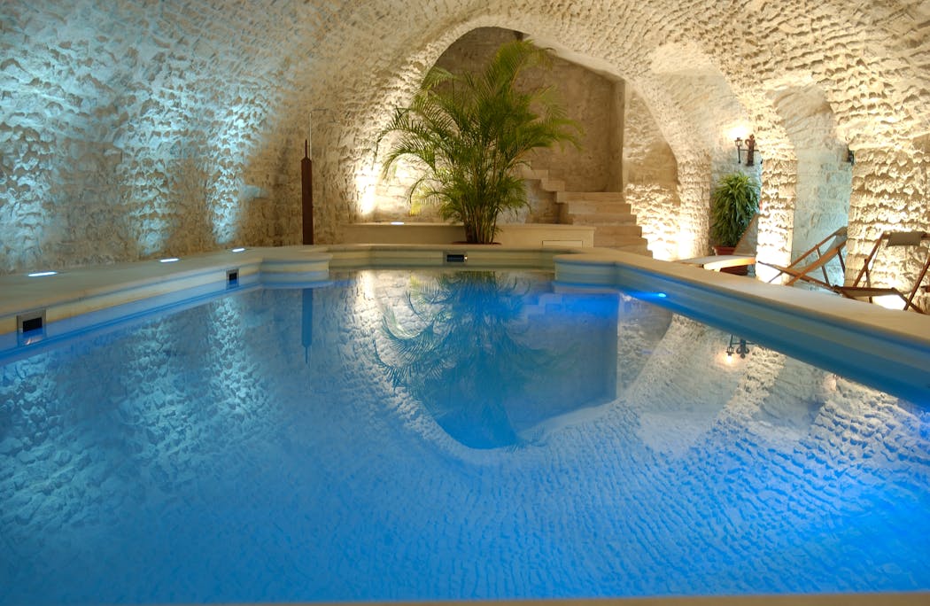La piscine chauffée dans l'ancienne cave du château de Vault-de-Lugny en Bourgogne