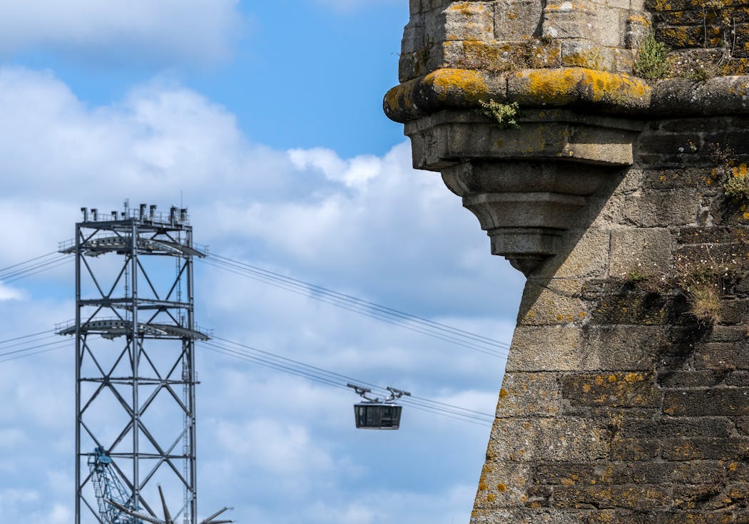 visible derrière l’une des échauguettes du château, le téléphérique a redynamisé la ville en reliant les deux rives de la Penfeld depuis sa mise en service en 2016.