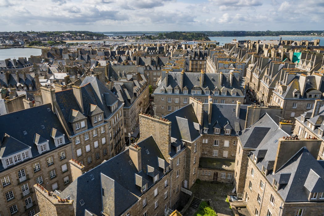 Les demeures en granit sont harmonieusement alignées dans la cité fortifiée.