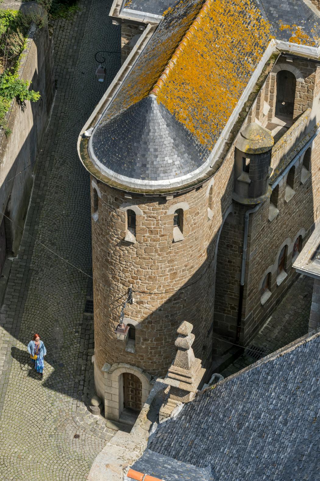 Rue du Collège, l’ancien hôtel de Plouër (1698) se transforme en établissement scolaire dès 1800. Aujourd’hui, il abrite le lycée institution Saint-Malo.