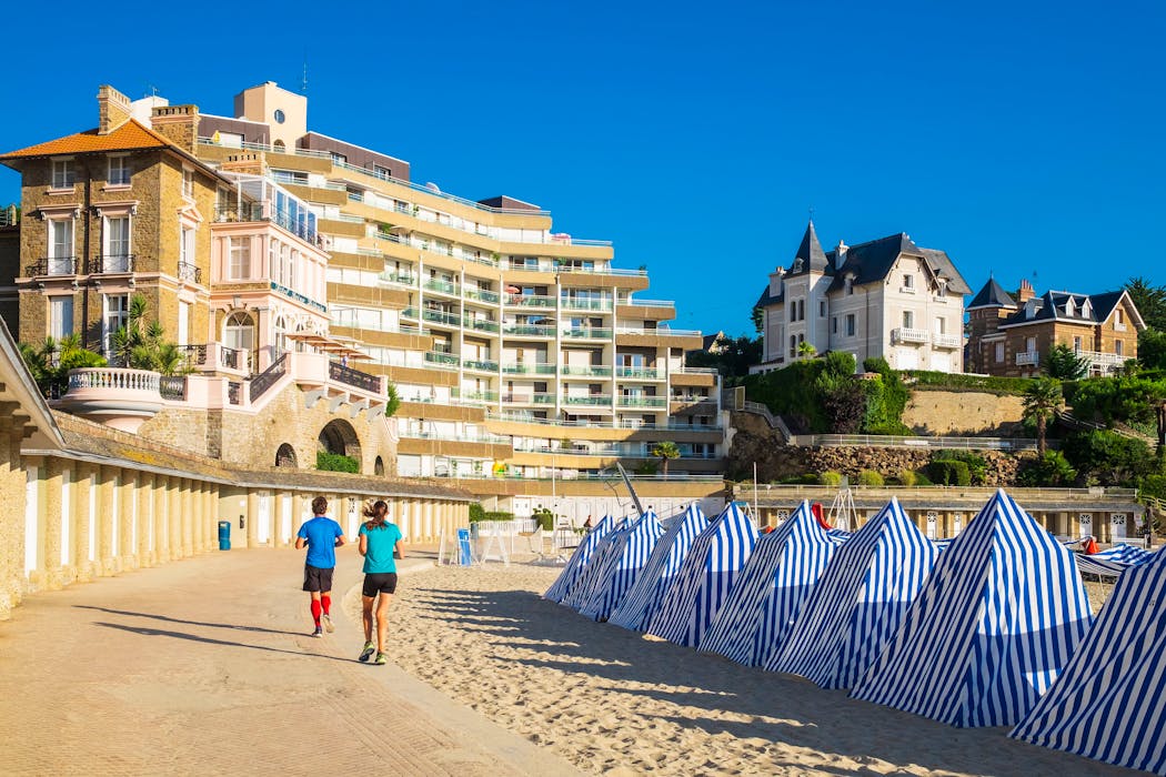 bordée de jolies petites cabanes à rayures blanches et bleues, la plage de l’Écluse est située en plein centre-ville, à proximité des commerces et du casino. Sa piscine d’eau de mer et sa plage de sable fin en font l’un des sites les plus animés et les plus prisés de la station.