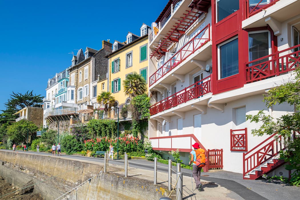 Longue de 1 km, la promenade du Clair-de-Lune s’étend de la plage du prieuré jusqu’à l’anse du Bec de la Vallée. Joliment arborée, empreinte du doux parfum des plantes exotiques, elle déroule les façades Art déco et néoclassiques qui font la renommée de la cité balnéaire.