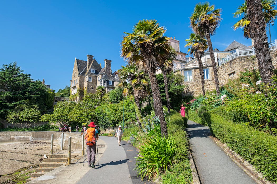 Joliment arborée, empreinte du doux parfum des plantes exotiques, elle déroule les façades Art déco et néoclassiques qui font la renommée de la cité balnéaire.