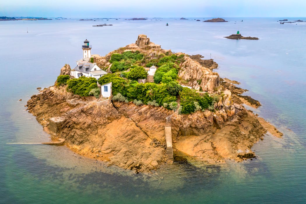 À proximité du château du Taureau nous attend la maison-phare de l’île de Louët aux jolis volets bleus. Là, nous passons une nuitsurce piton rocheux miniature, devenu le repaire des goélands.