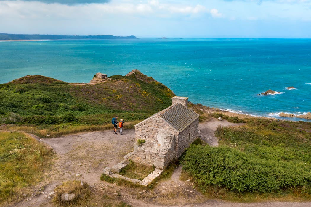 en route vers le cap d’Erquy, où nous attend un chapelet de rochers parsemés ici et là dans le bleu opalescent de la mer, nous faisons halte devant la pointe des Trois-Pierres, au nord du petit bourg. Là, s’ouvre un panorama grandiose sur l’anse de Port- Blanc, qui dispose d’une jolie plage de sable fin.
