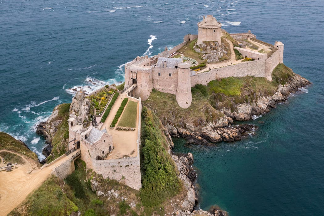 château de la Roche Goyon, splendide demeure familiale datant du xive siècle ouverte à la visite.