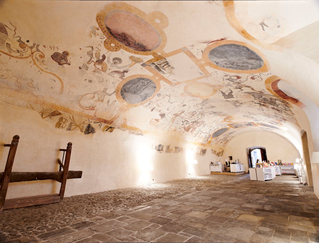 Intérieur voûté avec fresques au plafond aux écuries du château de Villeneuve-Lembron