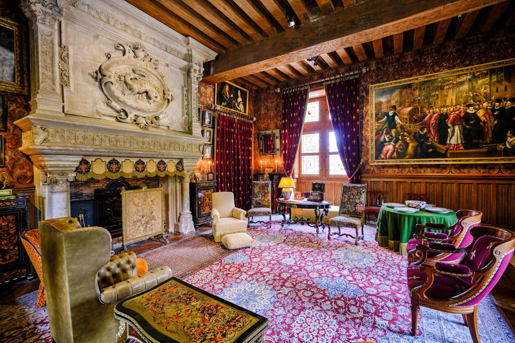 e salon Biencourt au style néo- Renaissance du xixe siècle.