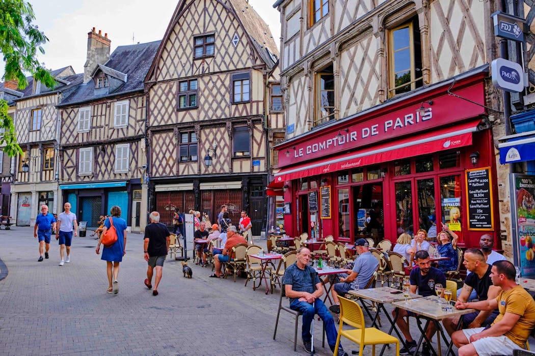 DE la place Gordien à la rue Mirabeau, en passant par la promenade des remparts gallo-romains, le centre historique a le charme désuet des cités médiévales avec ses ruelles pavées et ses coquettes maisons à colombages.