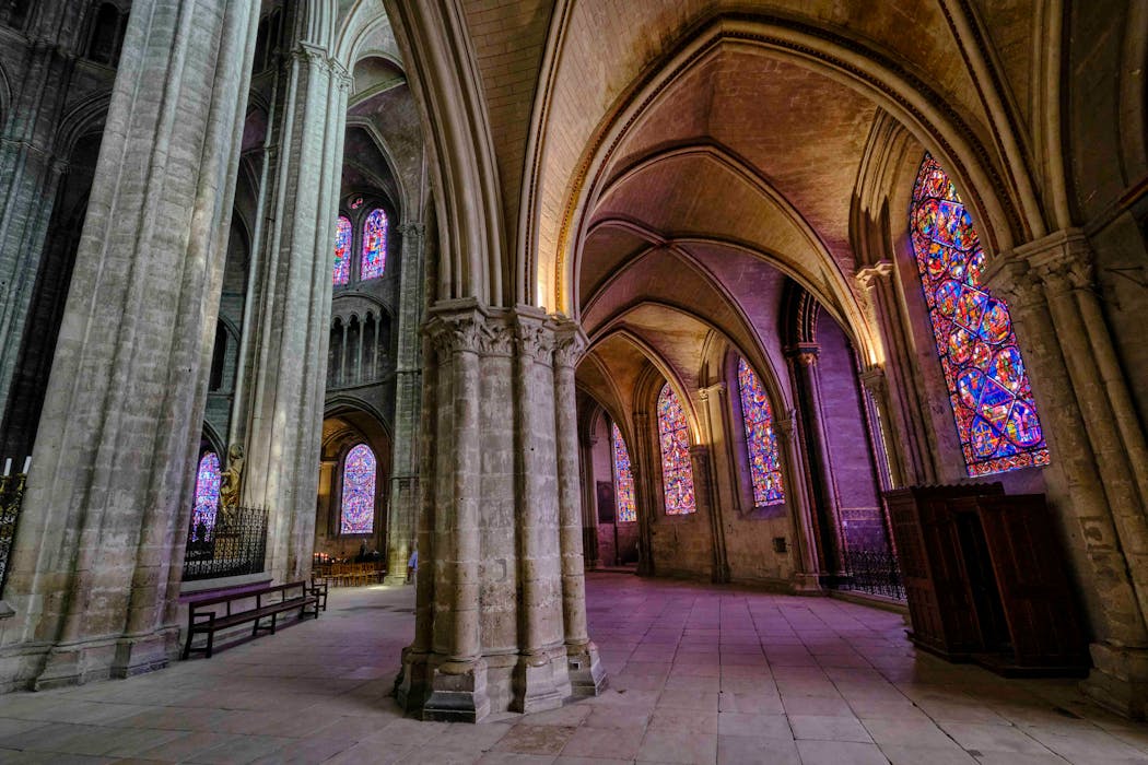 La cathédrale Saint-Étienne se démarque par son absence de transe et son double déambulatoire.