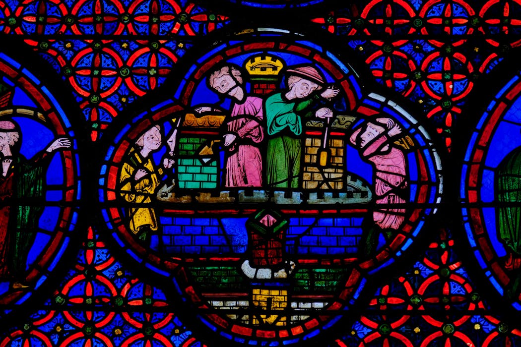 La cathédrale est réputée pour ses vitraux, princi- palement ceux du déambula- toire qui datent du xiiie siècle.