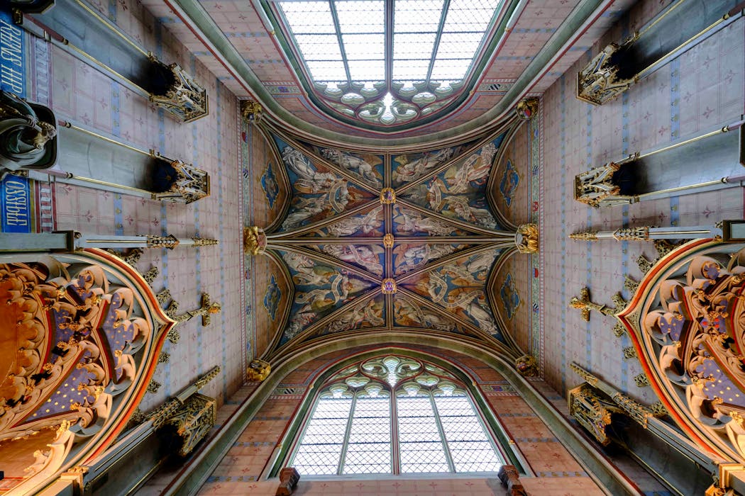 En haut, le plafond de la chapelle, seule pièce à avoir conservé son plafond peint d’origine.