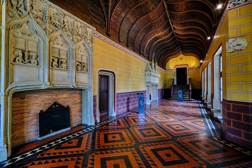 Demeure de type gothique flamboyant, le palais Jacques- Cœur foisonne de bas-reliefs, faîtages et sculptures en tout genre. Ici, la galerie sud avec ses voûtes en accolade et sa cheminée.
