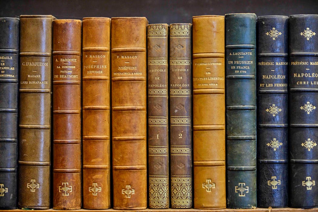 Protégés de l’humidité et de la lumière, certains ouvrages datent du xve siècle.