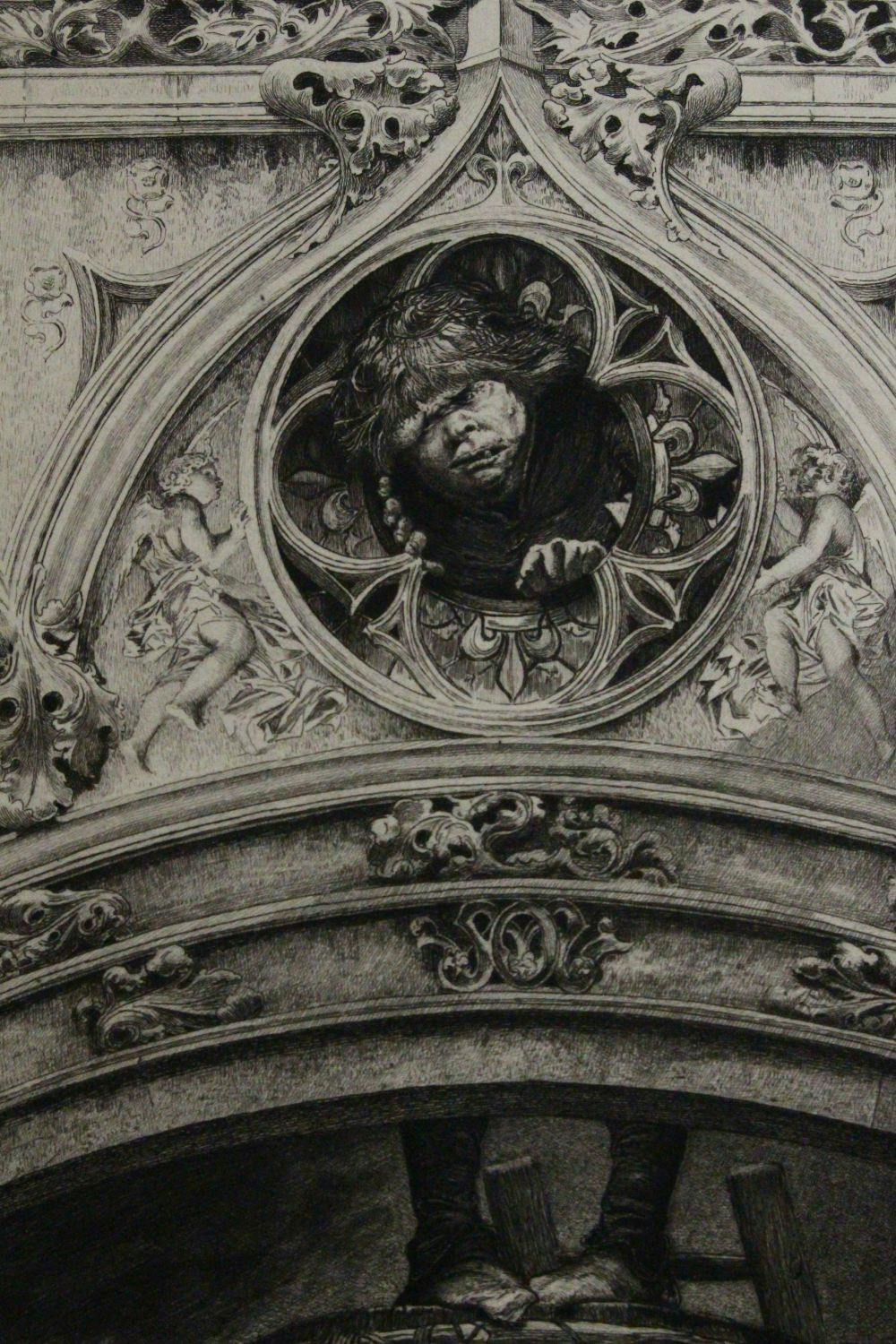Bas-relief sculpté avec un visage humain et des motifs floraux sur pierre.
