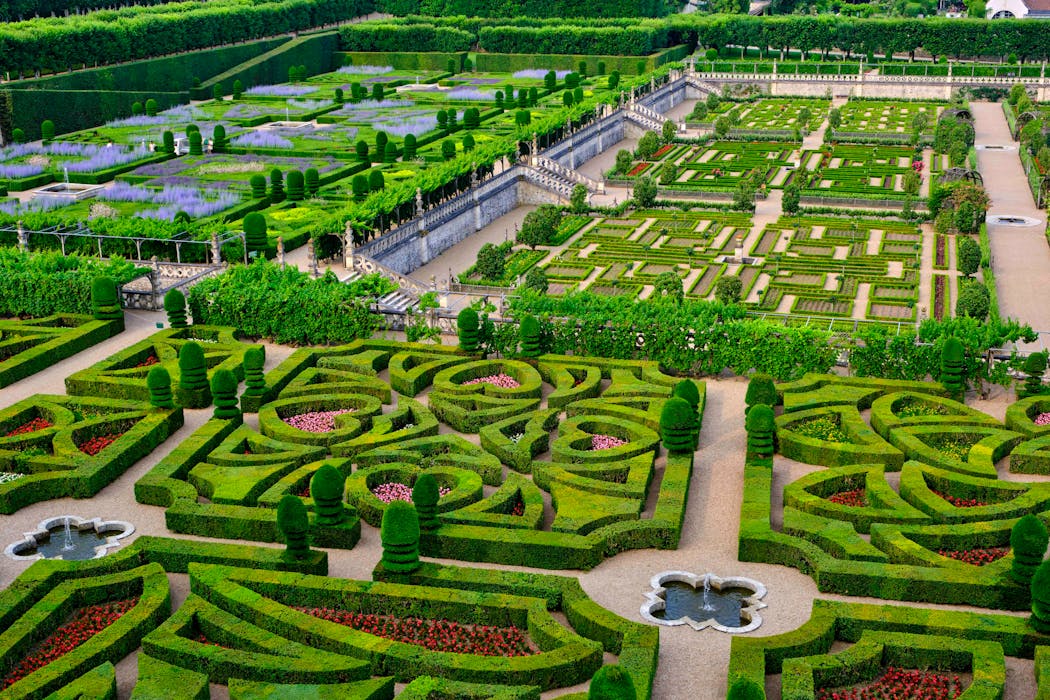 Ici, le jardin d’ornement et le jardin d’amour (photo du centre).