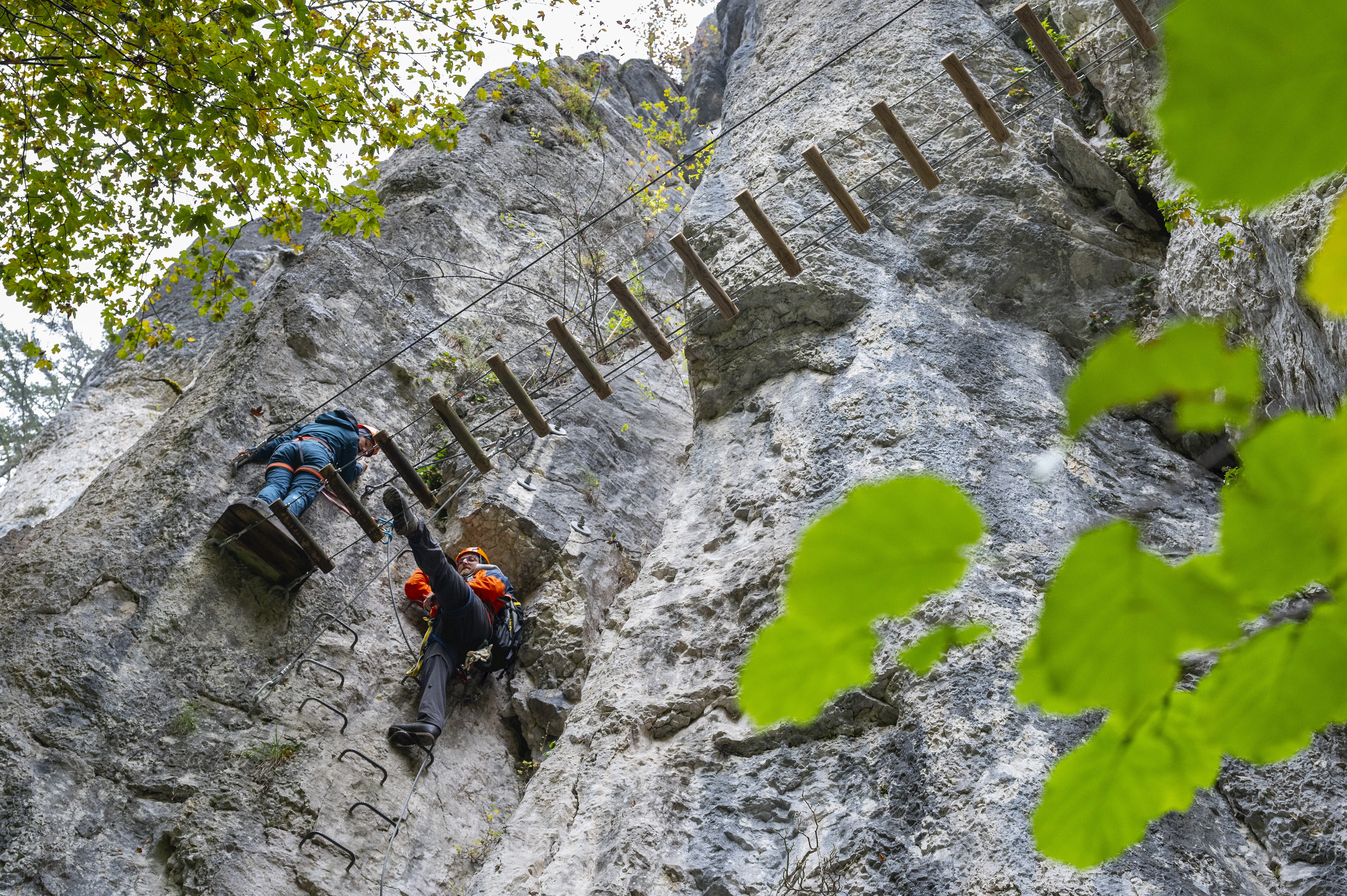 Les Échelles de la Mort, trois structures métalliques fixées dans les gorges sauvages du Doubs, sont accessibles depuis le parking de la centrale de Refrain.