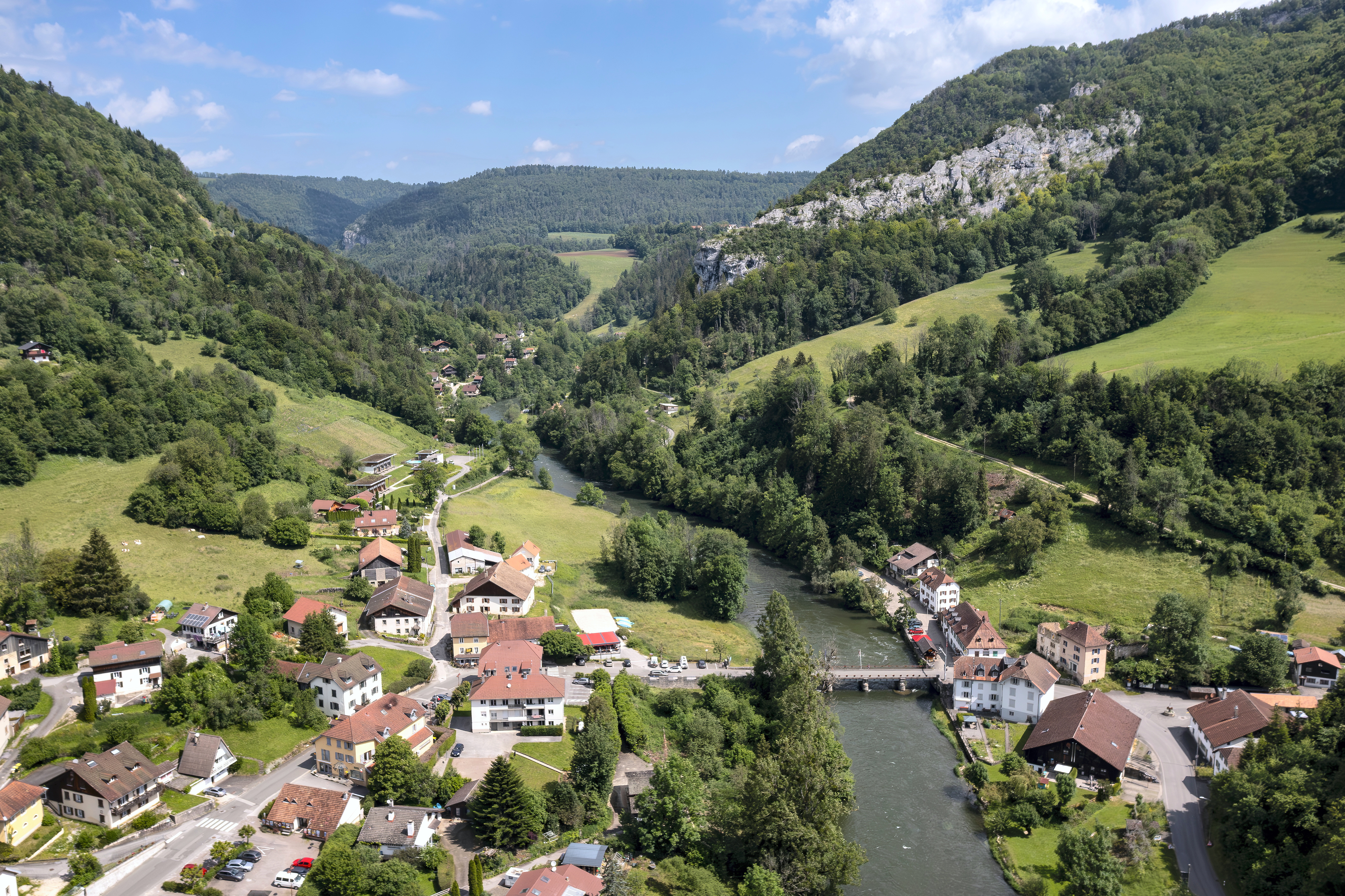 Goumois, petite commune d’environ 150 âmes, sert de frontière entre la France et la Suisse.