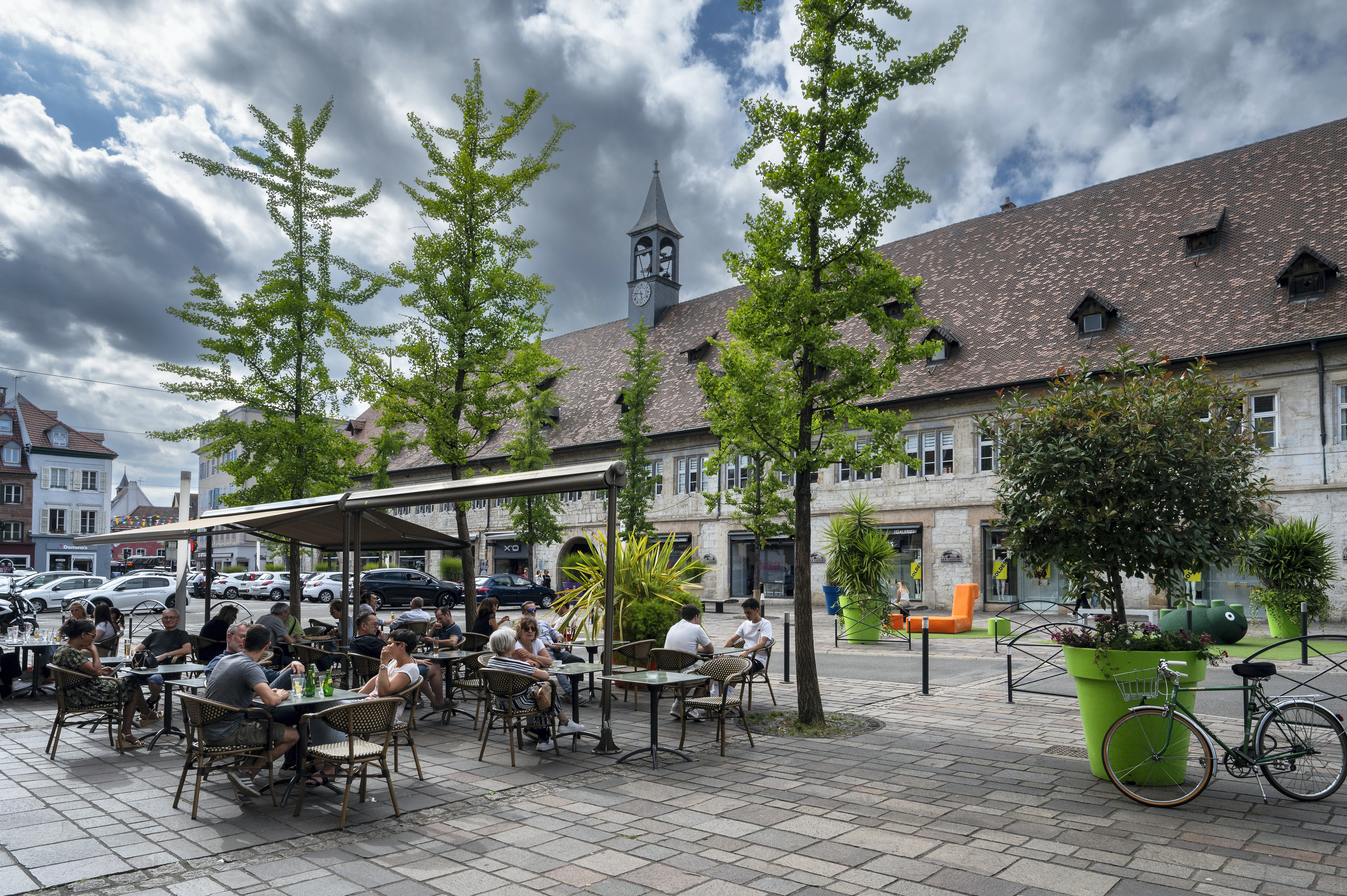Entourées de cafés et de boutiques, cœur du quartier commercial de la ville, les Halles du xvie siècle, dotées de fenêtres à meneaux et de grands greniers, sont classées au titre des monuments historiques sur la liste de 1992.