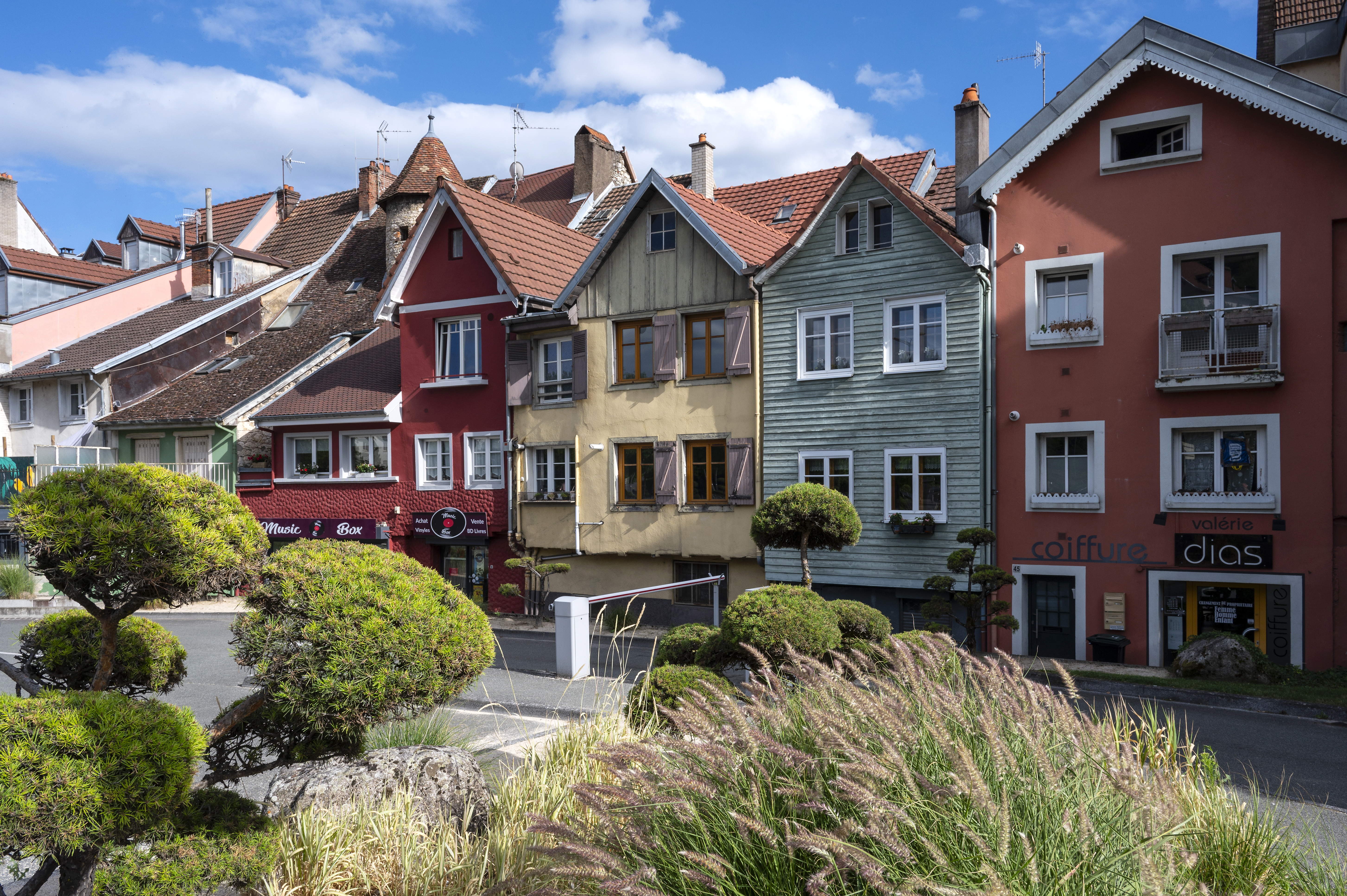 : les façades colorées des maisons étroites, surnommées « tchafas ».