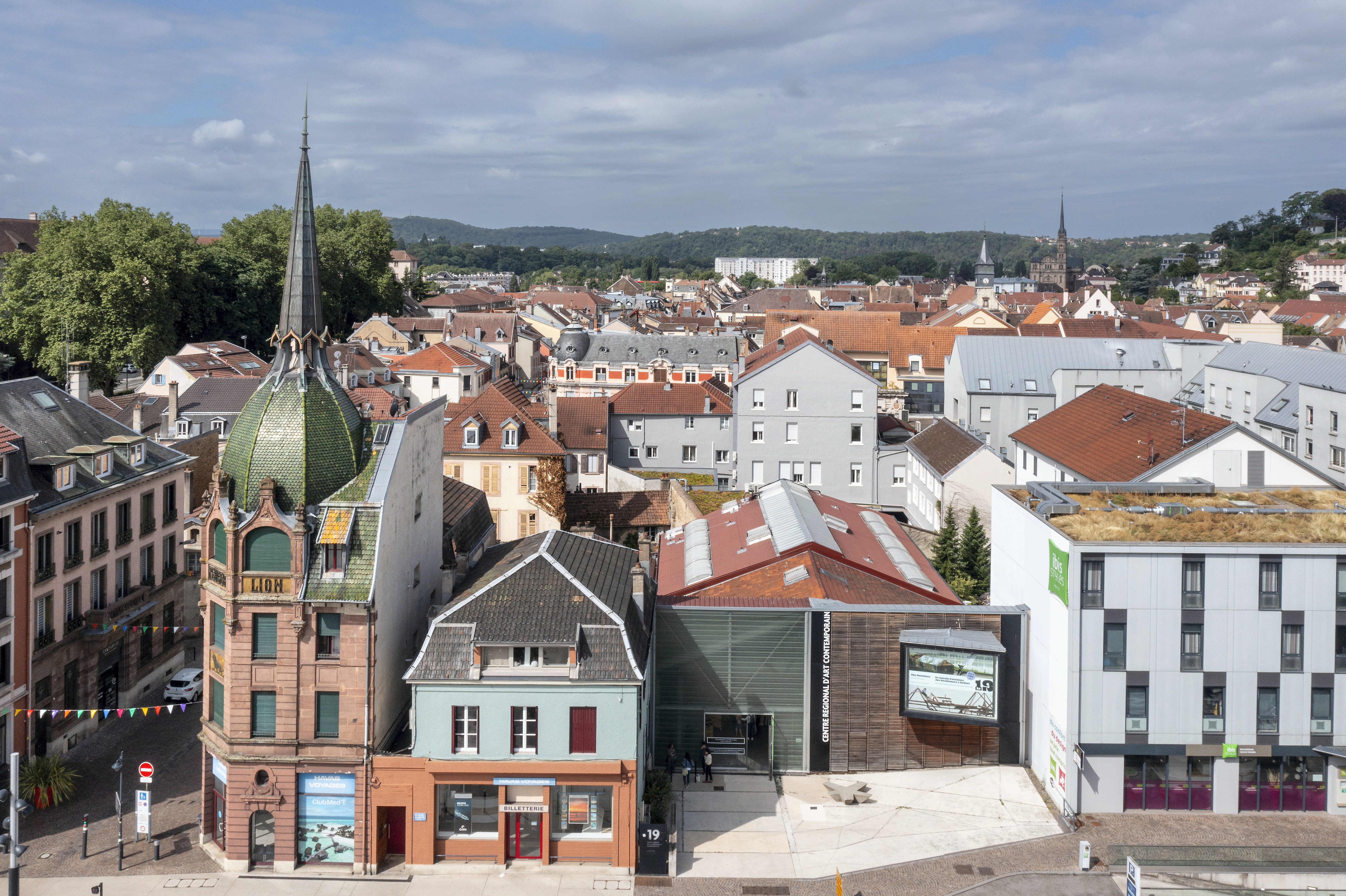 Chef-d’œuvre de l’architecte Jean Walter (1883-1957) édifié dans le centre historique, l’immeuble du Lion de Peugeot (1909), coiffé de son incroyable dôme, mêle néoclassique et néogothique.