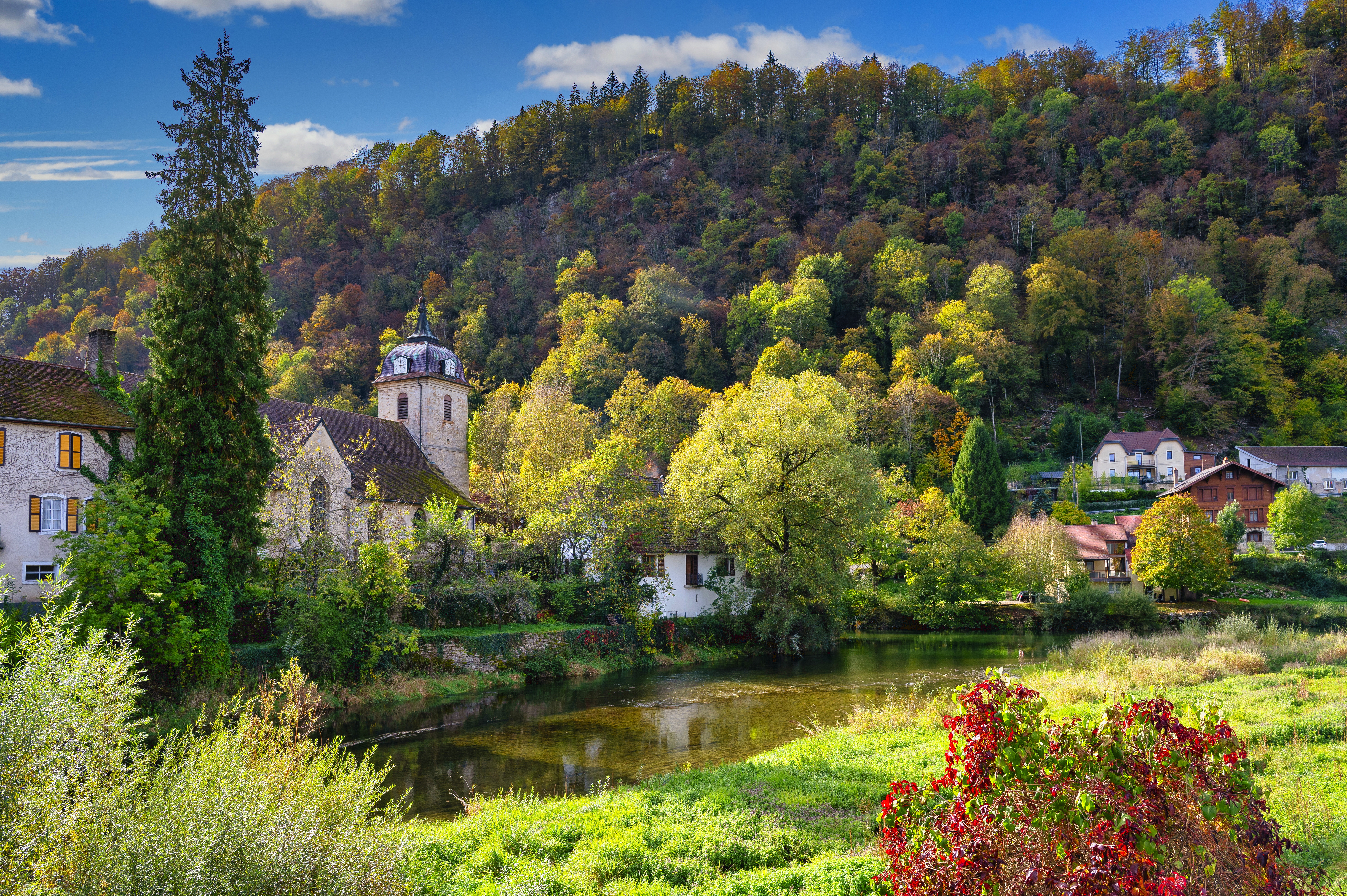 Cité de Caractère de Bourgogne- Franche-Comté dans son écrin de verdure, le coquet village de Saint- Hippolyte abrite en son centre une magnifique collégiale du xive siècle coiffée d’un clocher à dôme à impériale et l’ancien couvent des Ursulines édifié en 1700.