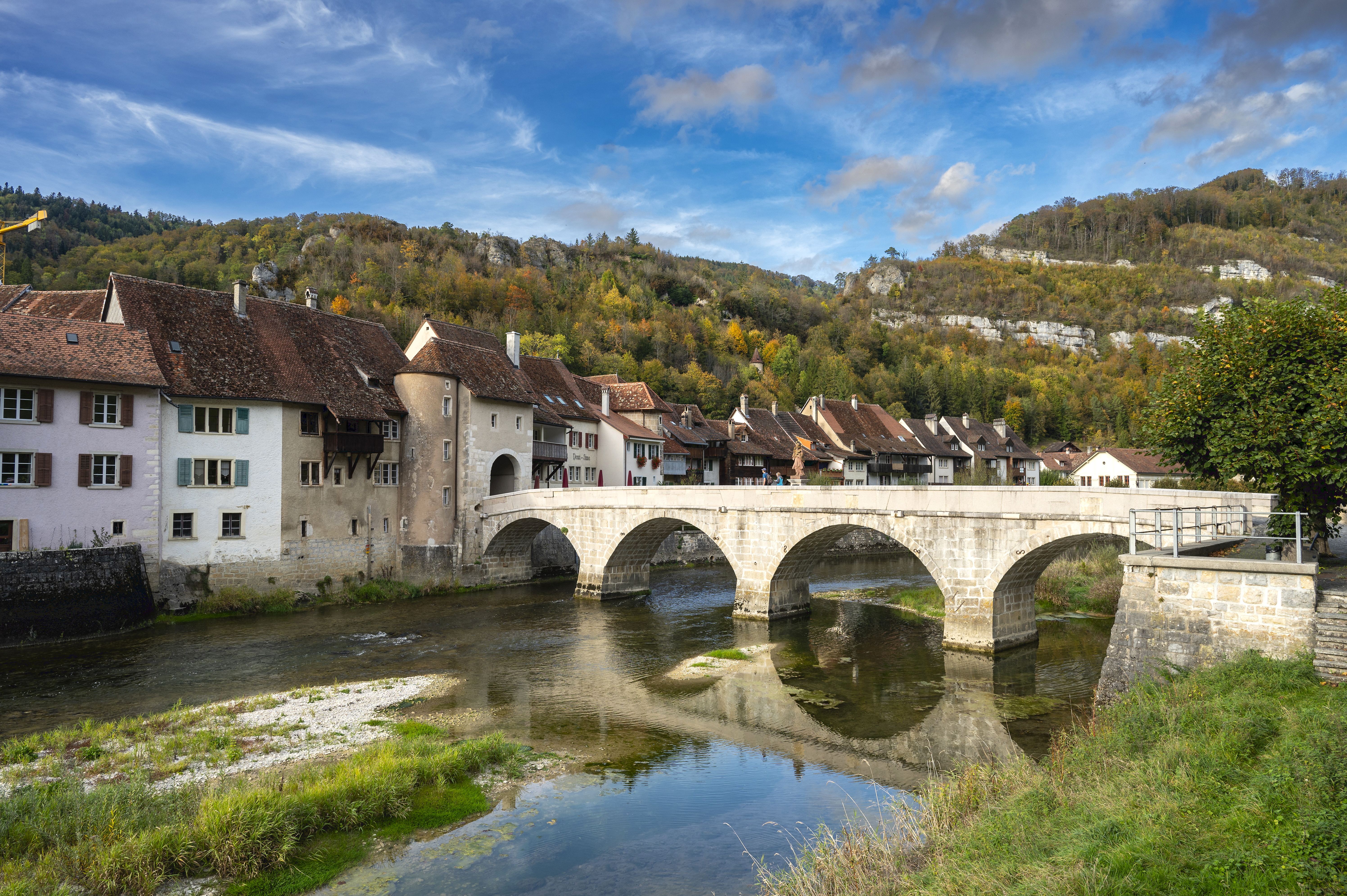 le pont en pierre à quatre arches de Saint- Ursanne, construit en 1729 pour remplacer le pont en bois maintes fois abîmé par les crues, est dédié au saint patron des ponts, saint Jean Népomucène, dont une statue en grès rouge de Bâle trône au milieu.