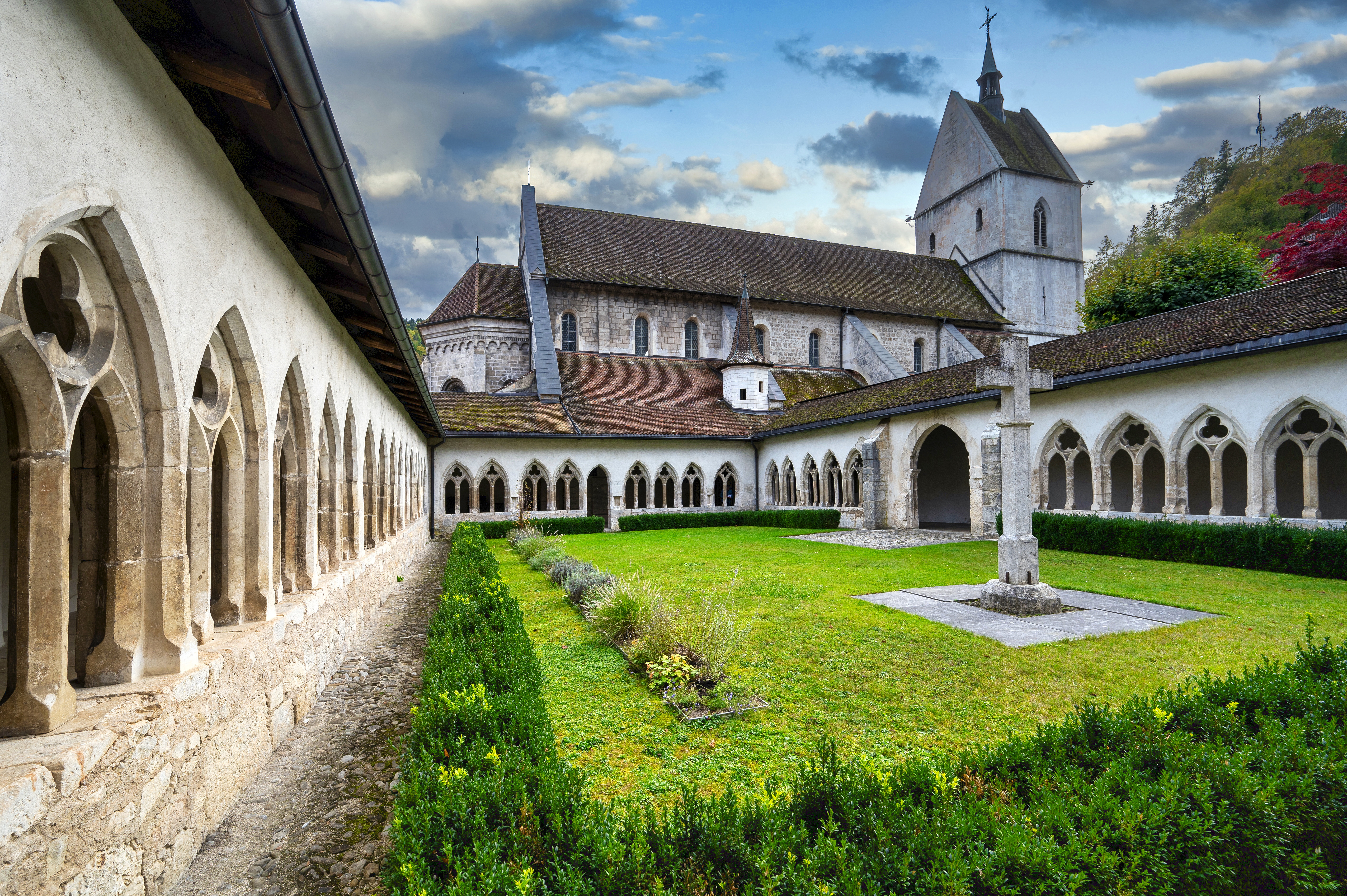 son abbaye, sa collégiale romane modifiée au fil des époques et son remarquable cloître édifié au xive siècle, modifié et restauré aux xvie, xixe et xxe siècles.