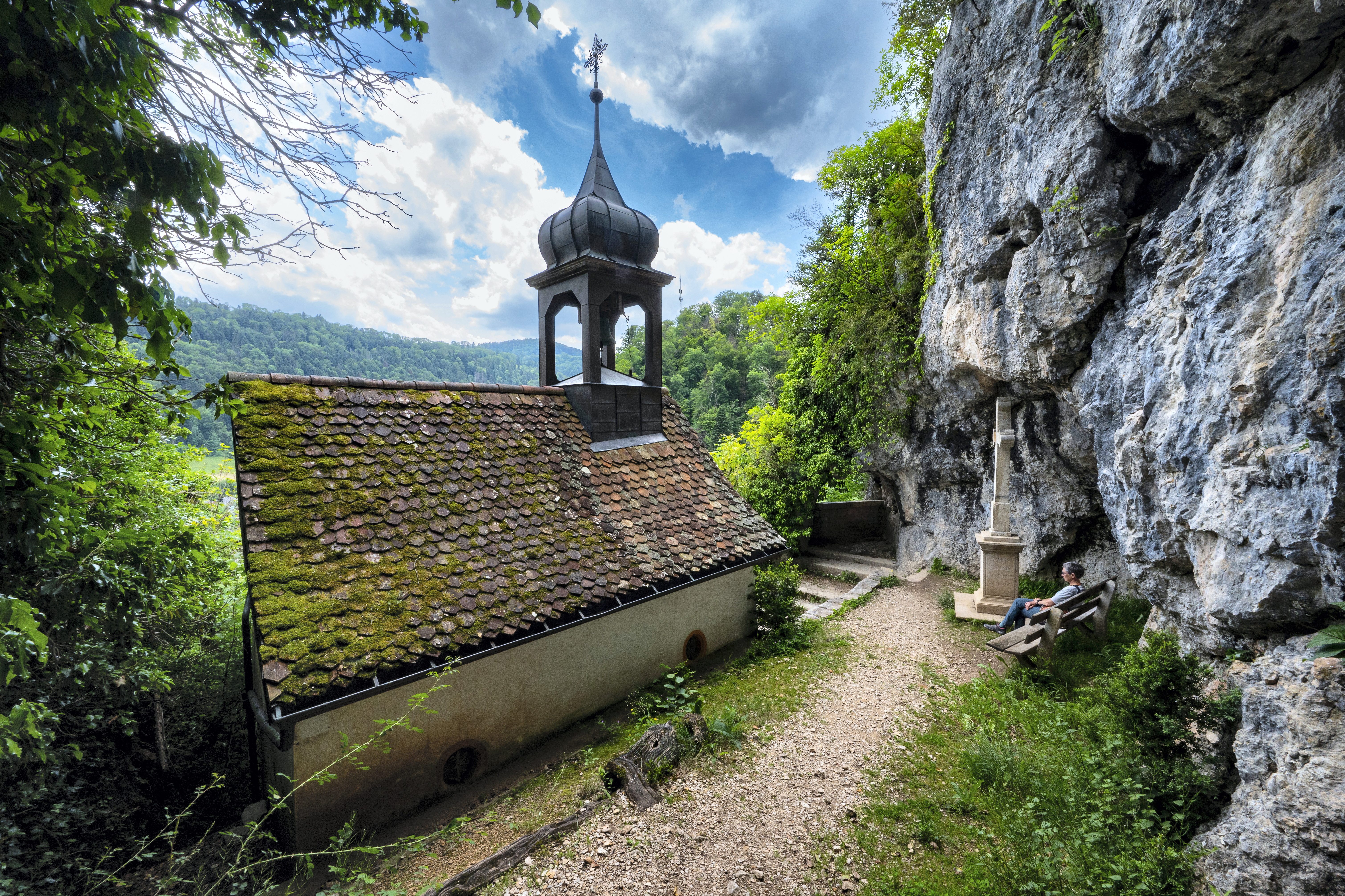 Un escalier de près de 200 marches conduit à l’ermitage, situé au-dessus de la cité, là où le missionnaire saint Ursanne aurait vécu au vie siècle dans une grotte qui abrite aujourd’hui une statue du moine endormi. La chapelle de style post-gothique, surmontée d’un campanile en bulbe, a été construite au début du xviie siècle.