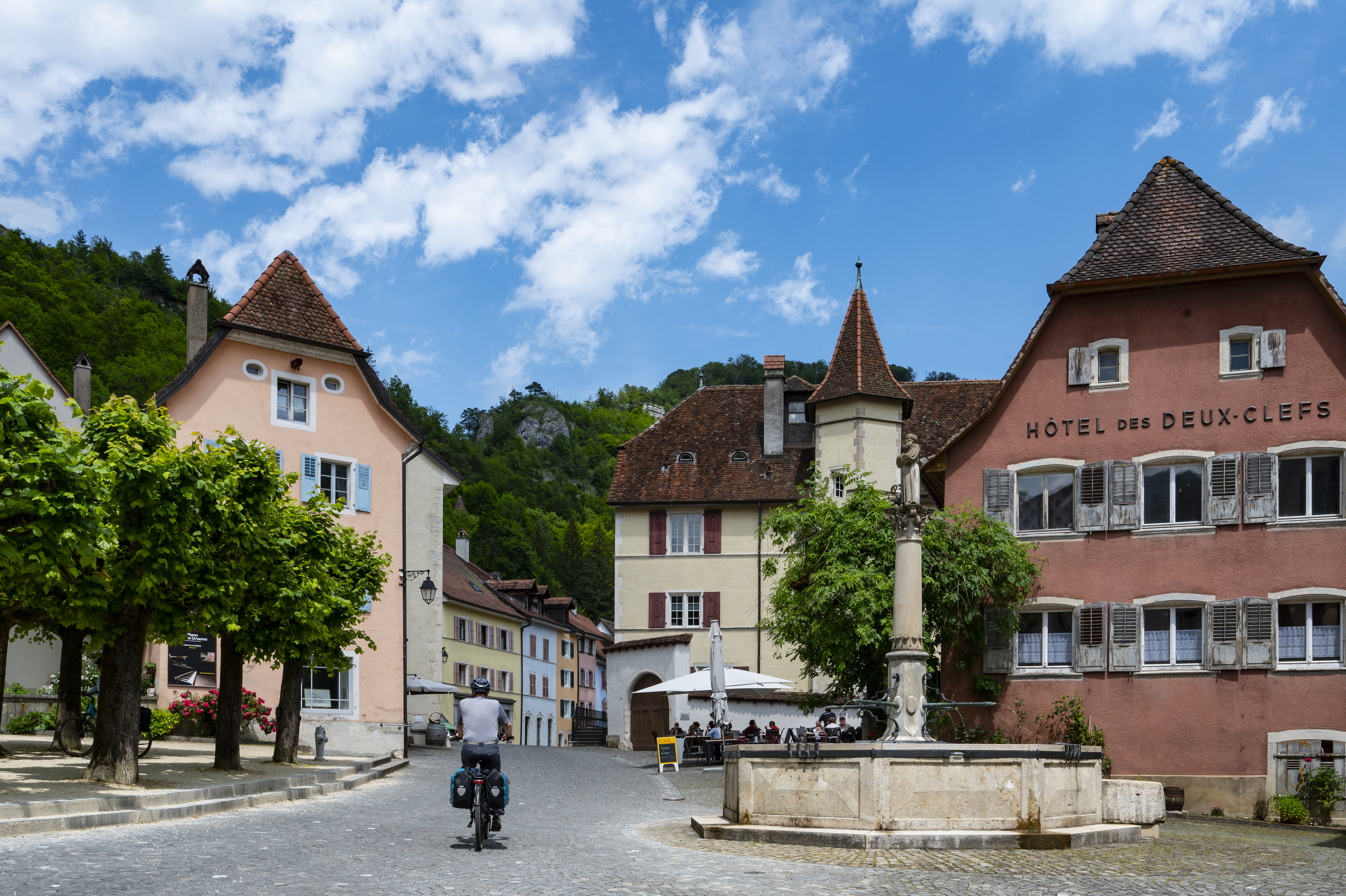 À 440 mètres d’altitude, au bord du Doubs, Saint-Ursanne est une « perle du Jura », avec ses demeures bourgeoises datant du xive au xvie siècle, 