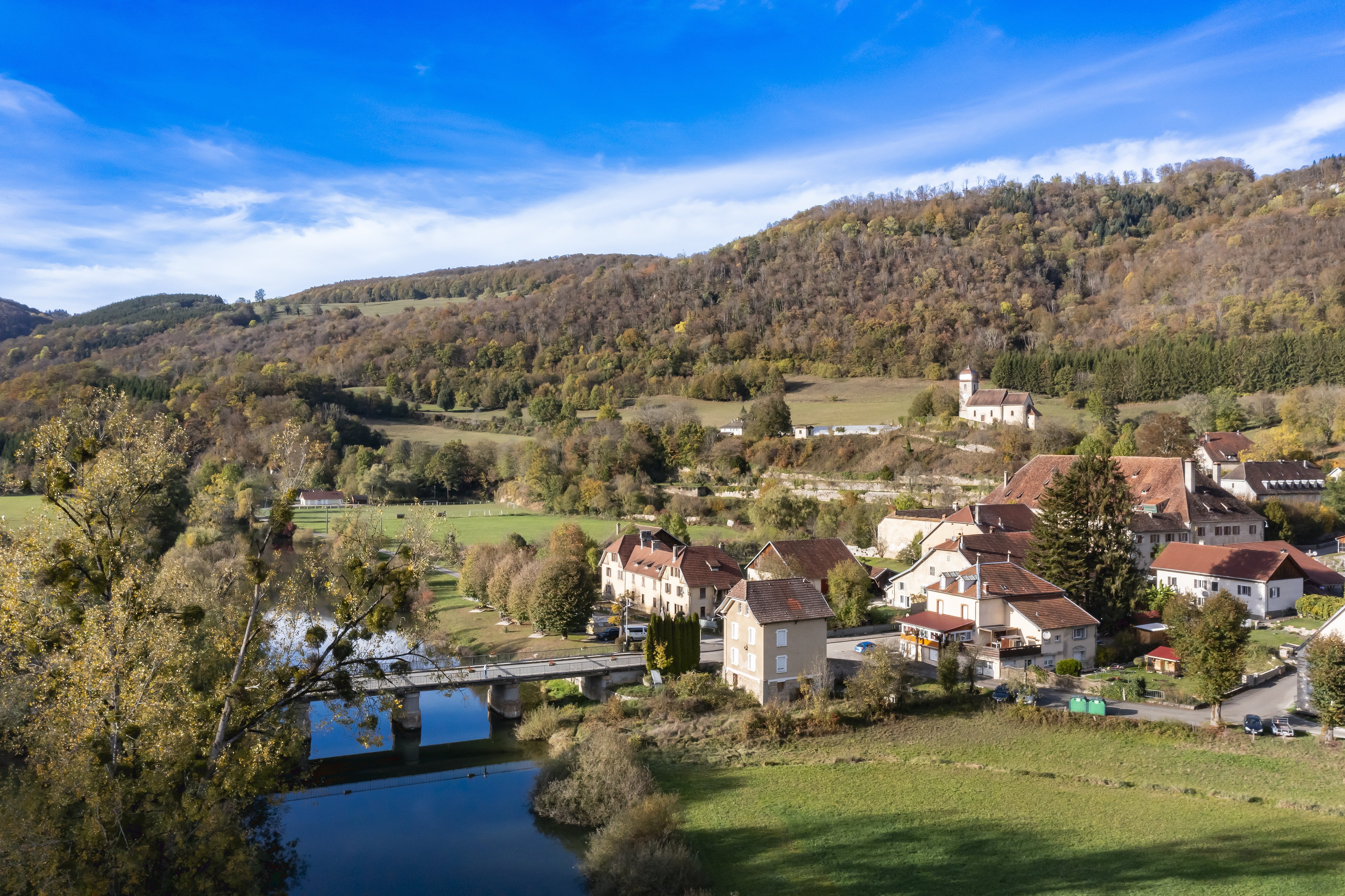 P posé sur son plateau dominant la vallée du Doubs, Vaufrey est situé dans un environnement exceptionnel qui ravit amateurs de pêche et randonneurs.