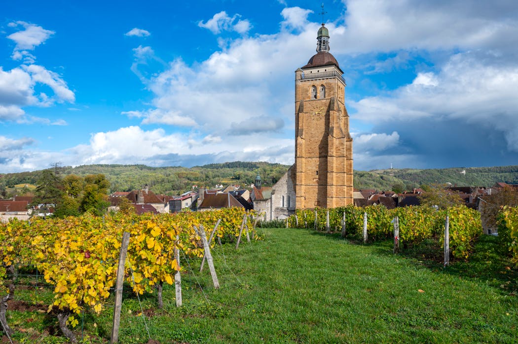 l’église Saint-Just, du xiie siècle, de style roman bourguignon et son clocher-tour en pierre ocre du xviiie siècle.
