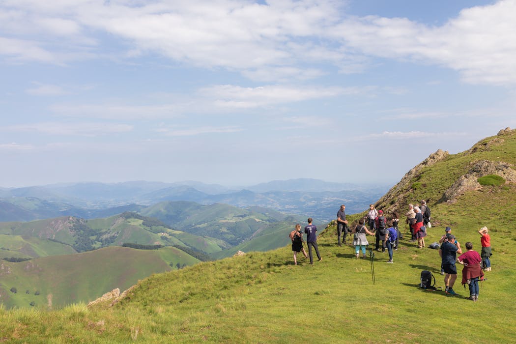 La descente vers la bergerie ne se fait pas sans quelques courtes haltes, histoire de profiter d’une vue spectaculaire sur les monts pyrénéens.