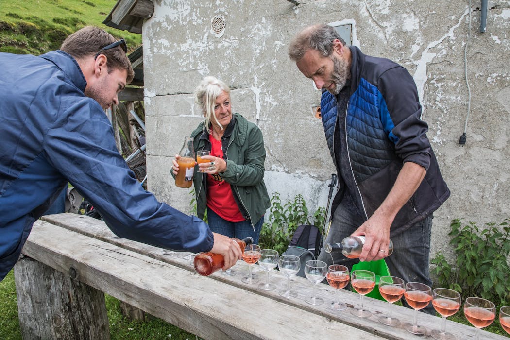 Après l’effort, le réconfort. Une fois les brebis comptées et soignées le cas échéant, place au repas. Charcuterie bio locale, « taloas » (spécialité à base de farine de maïs) et vin AOC d’Irouléguy font partie du menu.