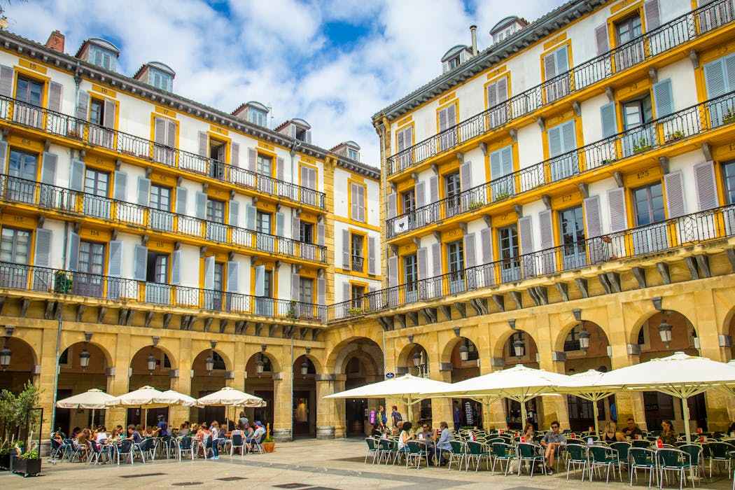 Au cœur du Vieux San Sebastián se dresse la place de la Constitution (« plaza de la Constitución »), la plus impor- tante de la cité. Bâtie 257 - JUILLET / AOÛT 2024 92 en 1800, elle servit d’arène et accueille aujourd’hui encore de nombreuses festivités, telle la foire de Saint-Thomas chaque année en décembre.