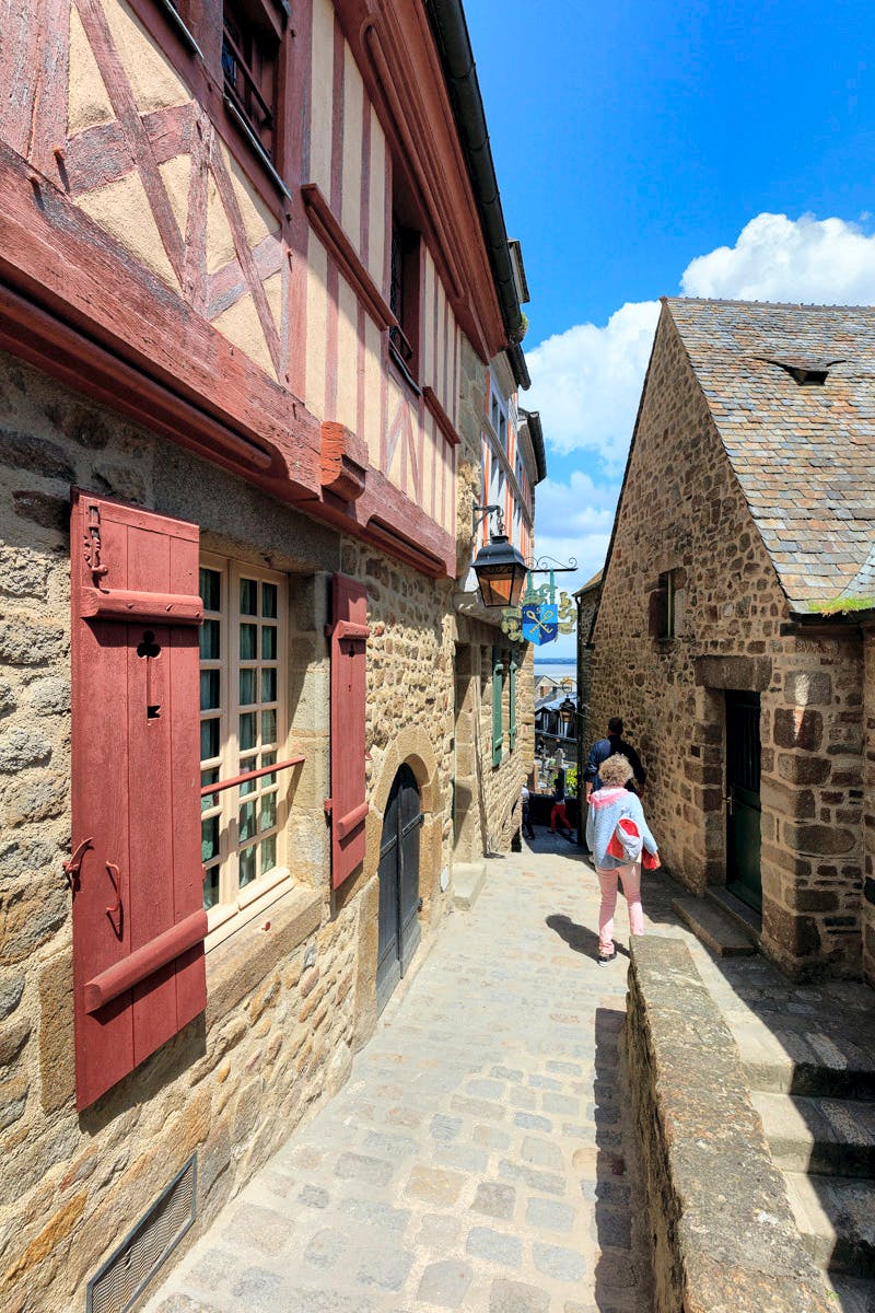 maisons à pans de bois, ruelles pavées, murs de granit... le village déploie un charme tout médiéval.