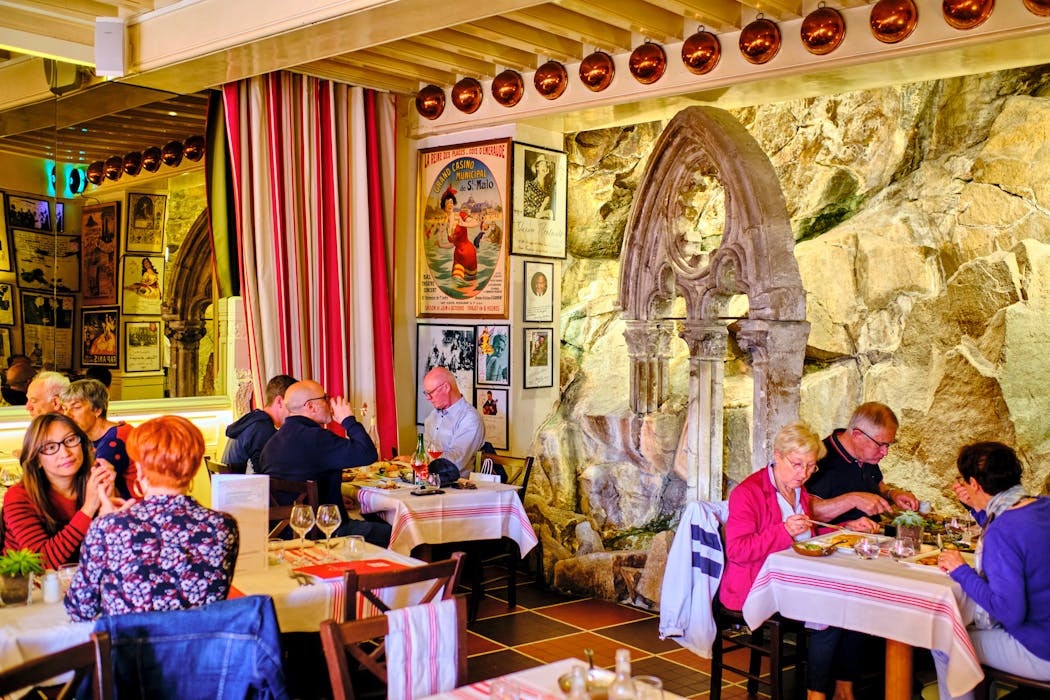 Restaurant fondé en 1888, La Mère Poulard est une institution réputée pour son omelette soufflée.