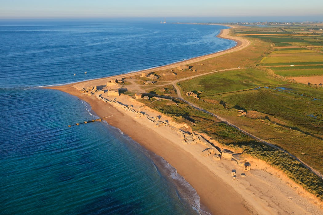 Point hautement stratégique du mur de l’Atlantique situé entre Omaha Beach et Utah Beach, la pointe du Hoc a été le théâtre de l’une des plus sanglantes batailles du Débarquement, dont elle porte aujourd’hui encore les stigmates.