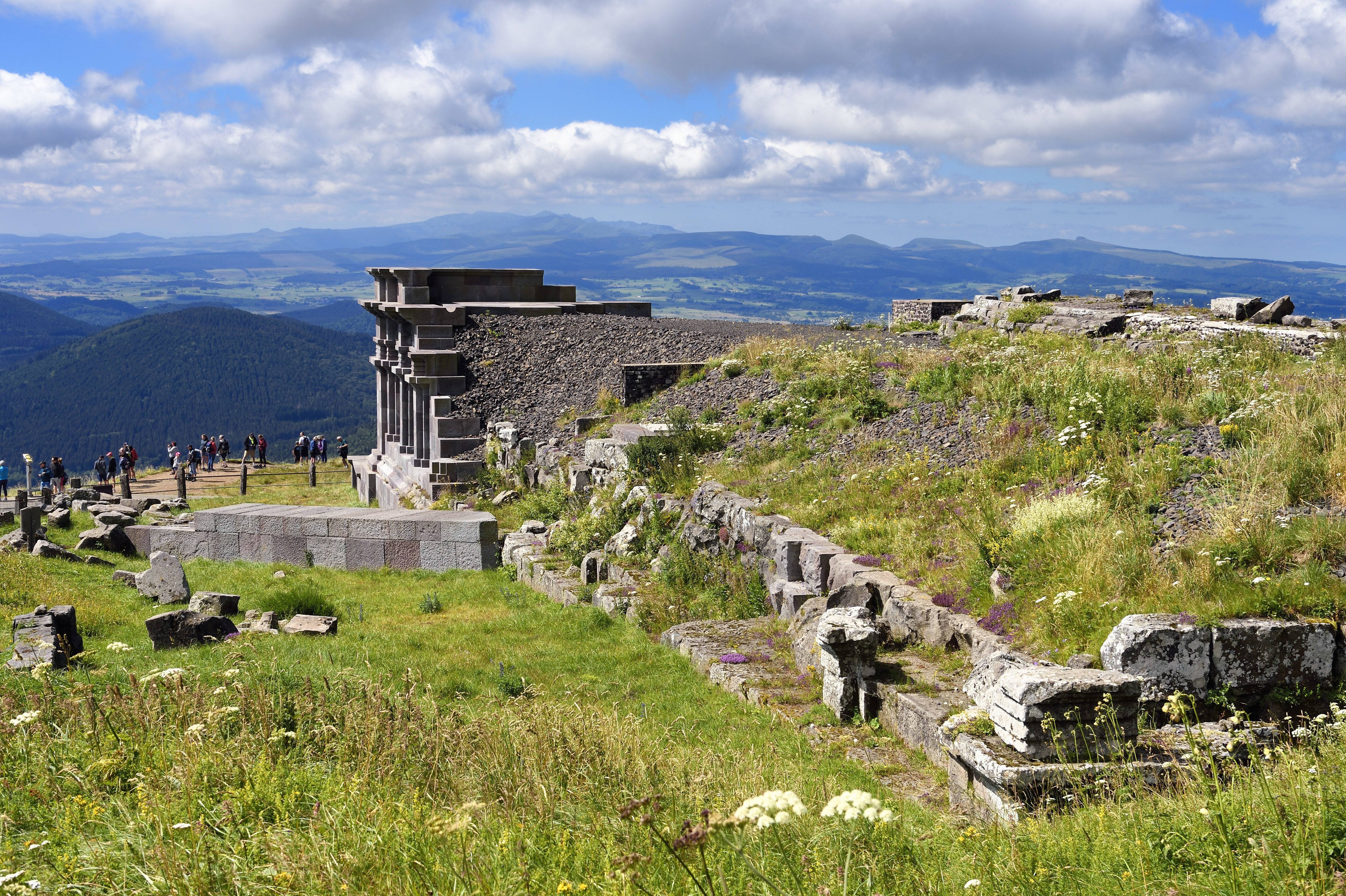 Au sommet du Puy, le temple de Mercure, vestige gallo-romain du iie siècle, a été depuis partiellement reconstitué. Découvert dans la seconde moitié du xixe, il est classé au titre de monument historique.