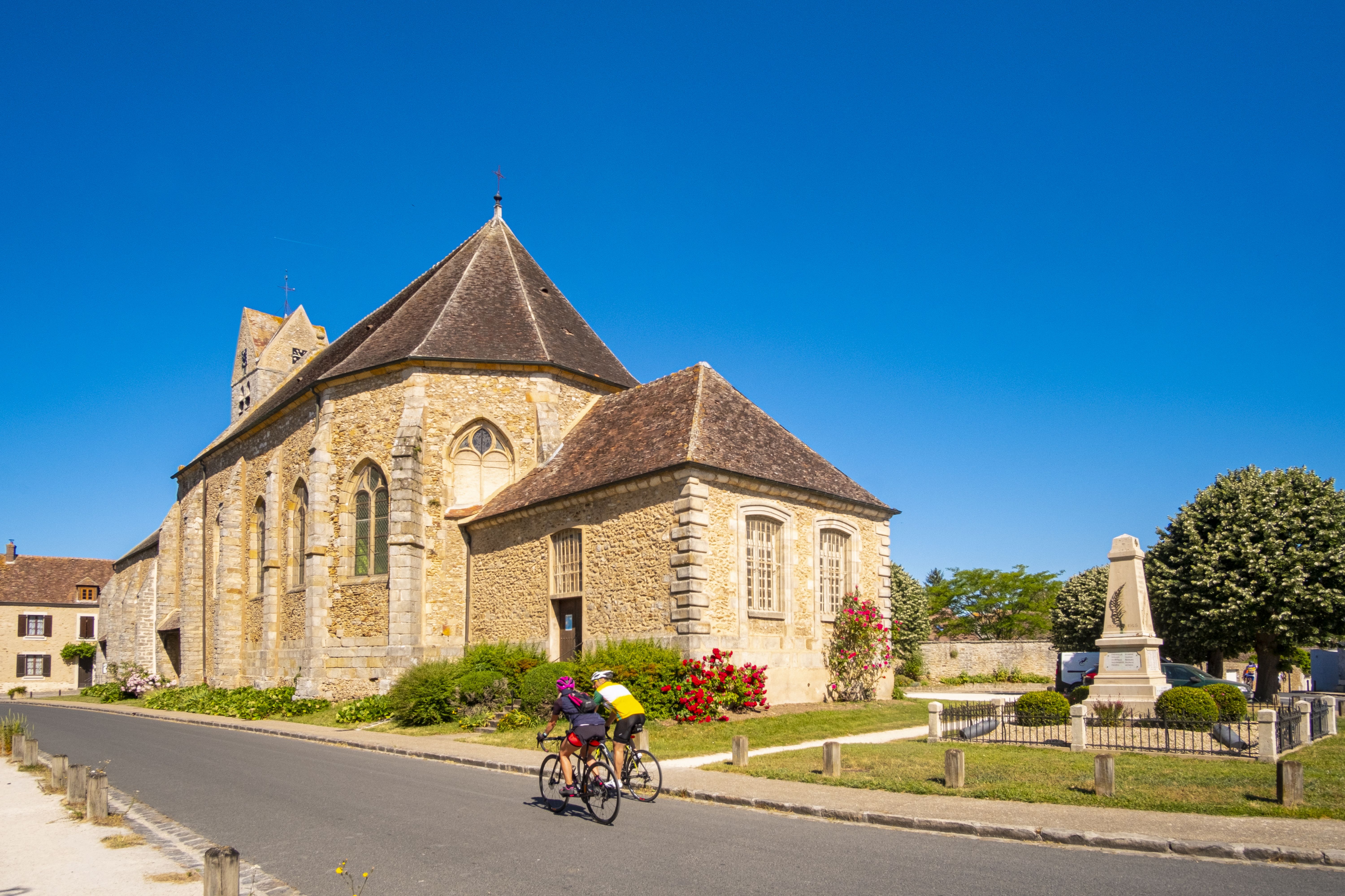 À Blandy­les­Tours, l’église Saint Maurice, dont l’origine remonte au début du Moyen Âge est construite sur un ancien cimetière mérovingien.
