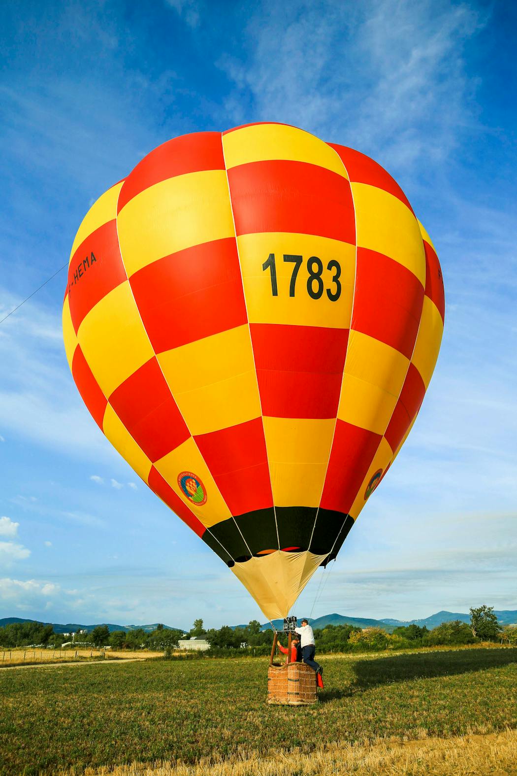 Le ballon 1783 de Roland de Montgolfier, pilote d’aérostat et descendant des frères du même nom (photo ci-dessous), rend hommage au premier vol effectué en 1783 par ses ancêtres, place des Cordeliers à Annonay.