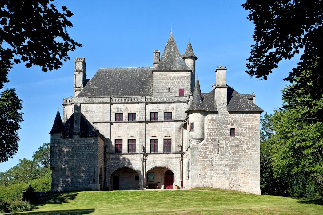 Le château médiéval de Sédières (XVe-XVIe siècles), décoré de tourelles de fenêtres à meneaux, de pilastres et de linteaux sculptés de style Renaissance.