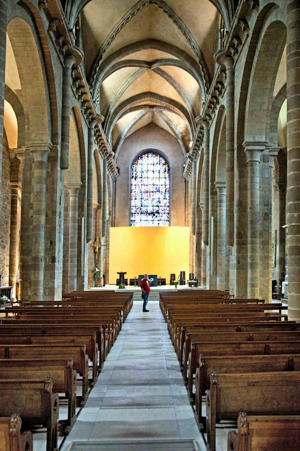 La nef de style gothique de la cathédrale Notre-Dame, du XIIe siècle, située dans le centre historique.
