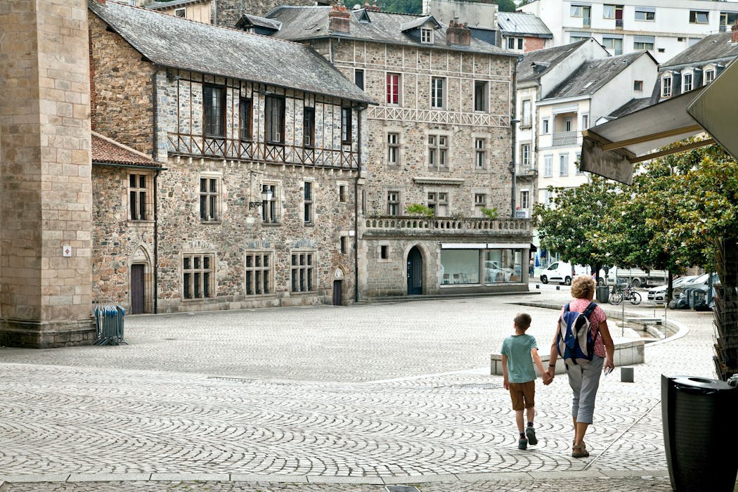 Dans le centre historique, place Émile Zola, la façade des bâtiments conventuels de l’ancienne abbaye.
