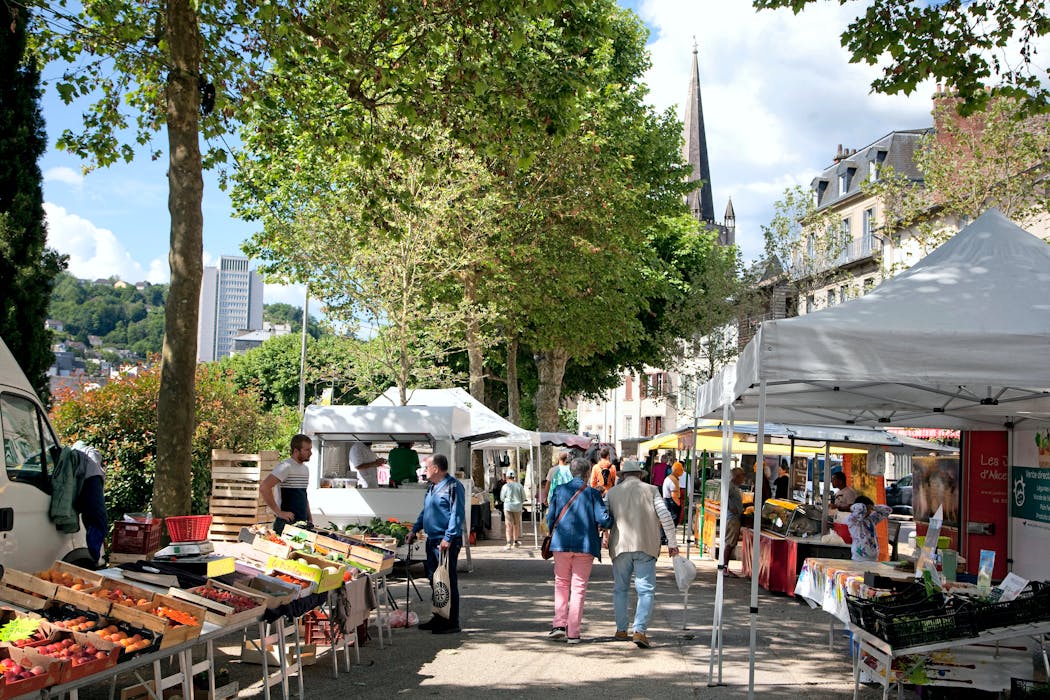 Un mercredi matin, jour de marché, sur le quai Baluze où 120 producteurs locaux et marchands proposent produits frais, plantes, vêtements, etc.