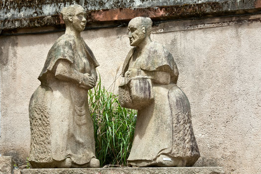 Les sculptures de la fontaine du « Coin des Clampes », en granit du Limousin, de Pierre Dilan (1984) dans le quartier ancien du Trech.