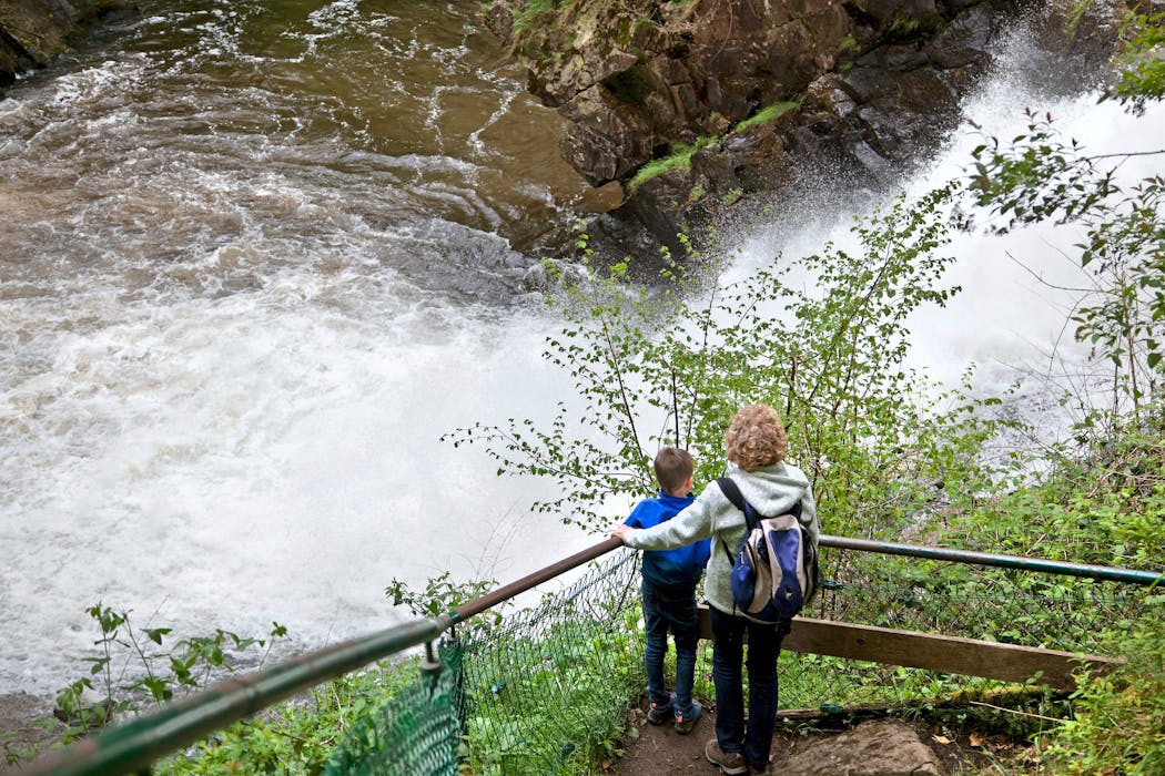 au parc des cascades de Gimel, un belvédère permet d’observer la Queue de cheval, la plus haute chute, qui plonge de plus de 60 mètres dans le gouffre de l’Inferno.