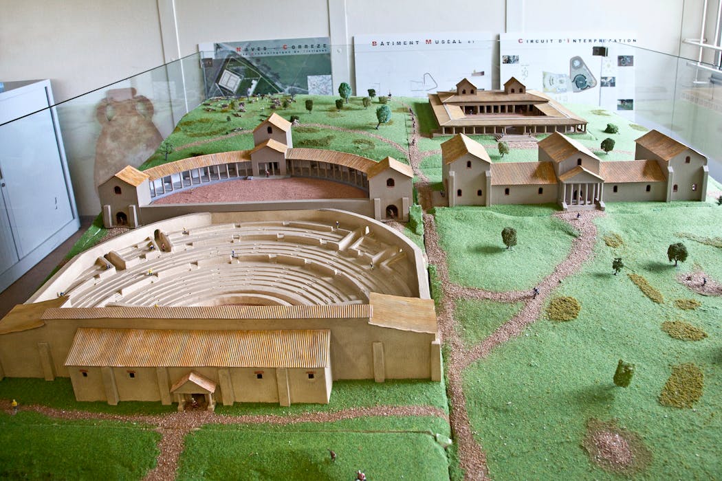 La maquette des temples gallo-romains expliquée aux visiteurs du site de Tintignac.